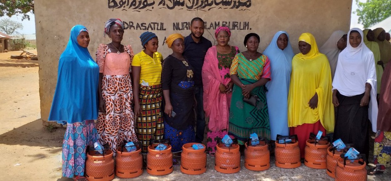 women receiving lpg stoves credNexleaf Sandra Cavalieri